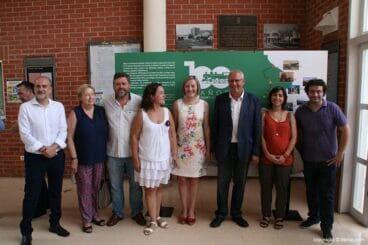 La consellera es fa fotos amb la corporació de Dénia