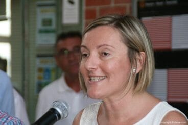 La consellera habla delante de los asistentes