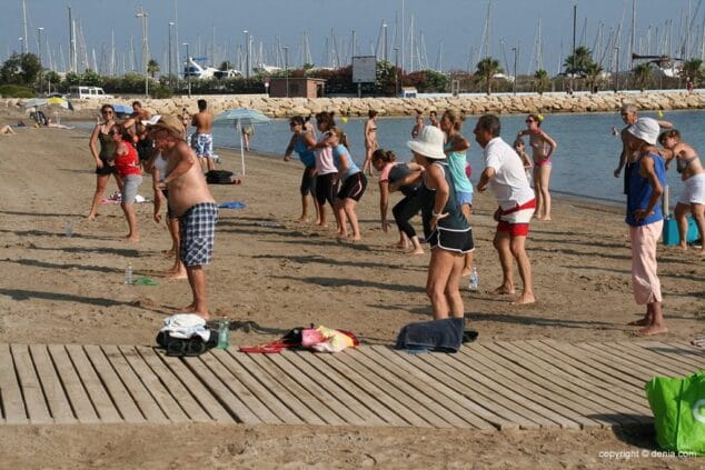 La mayoría mujeres son las que hacen deporte en las playas
