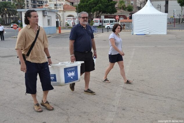 La tortuga Diana vuelve a casa 2 La tortuga es transportada en una caja