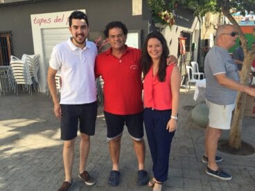 Laura i Iván amb el president del Carrer Sant Pere