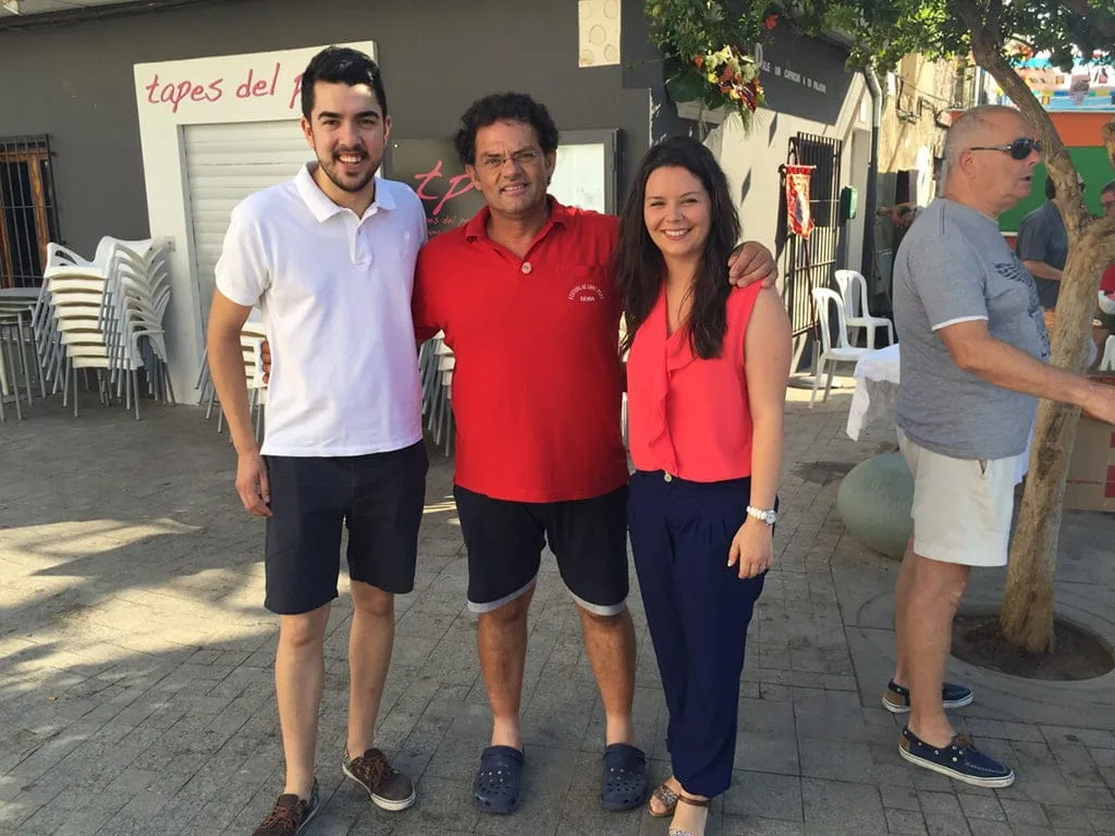 Laura i Iván amb el president del Carrer Sant Pere