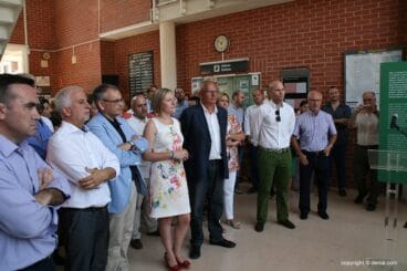 Los alcaldes escuchan la intervención de la técnico en patrimonio histórico