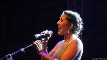 Miriam Jaen fue la cantante que cerró el concurso de adultos