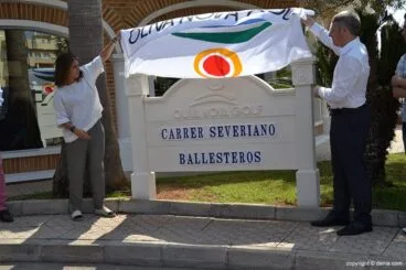 Momento del descubrimiento de la placa con el nombre de la calle