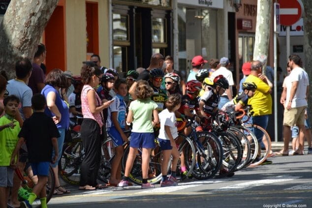 Mucho público en la calle Marqués de Campo