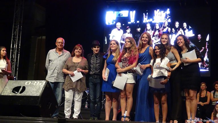Olga, y las demás concursants adolescentes recibieron diplomas