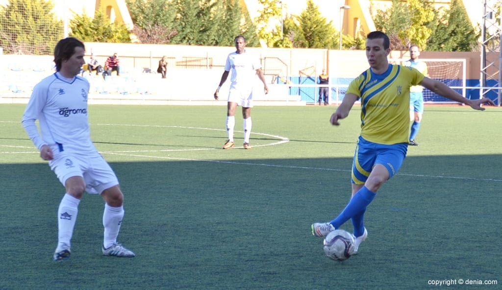 Paco rechaza la oferta del Ontinyent para seguir en el CD. Dénia 1 Paco controlando el balón