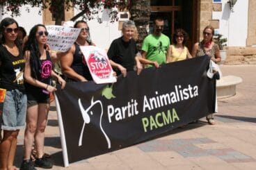 Pancartas presidiendo la concentración