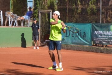 Pedro Cachin golpeándo de derecha