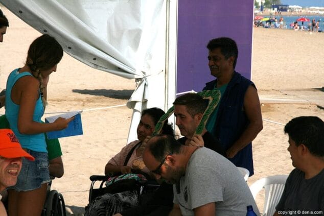 Personas con discapacidad intelectual van a la playa a hacer actividades