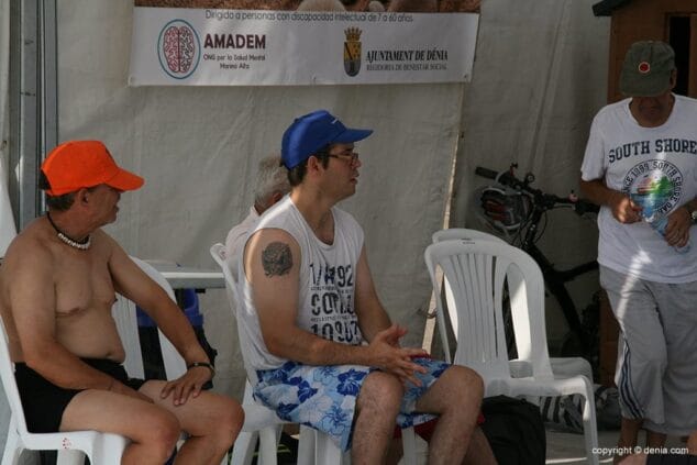 Personas con discapacidad intelectual van a la playa a hacer actividades II