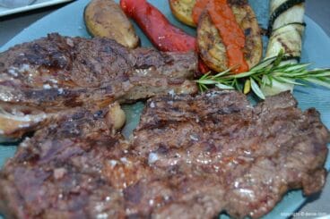 Plato de carne a la brasa en el restaurante Luz y Mar