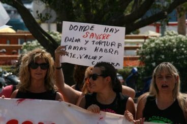 Protestantes contra els Bous a la Mar