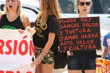 Protestants contra a els Bous a la Mar II