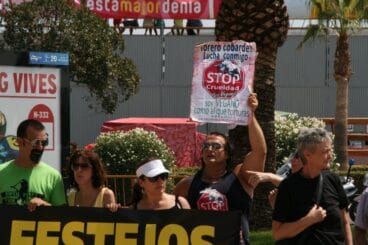 Protestantes contra els Bous a la Mar III