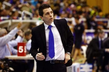 Rubén Perelló dirigiendo al Lucentum Alicante