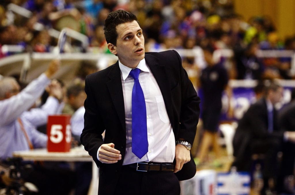 Rubén Perelló dirigiendo al Lucentum Alicante