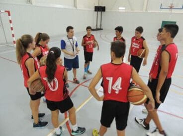 Rubén Perelló hablando con sus jugadores