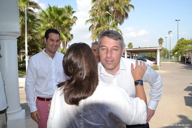 Saludo entre el alcalde y Carmen Ballesteros