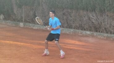 Sergi Pérez en la pista del Club Tenis Dénia