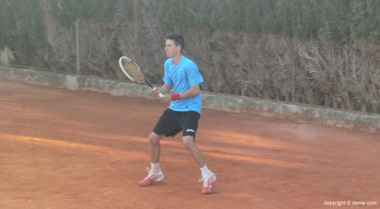 Sergi Pérez en la pista del Club Tenis Dénia
