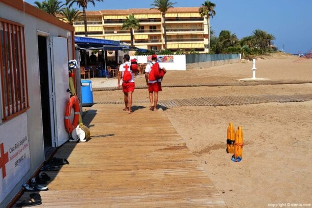 Socorristas en la playa Les Bovetes de Dénia