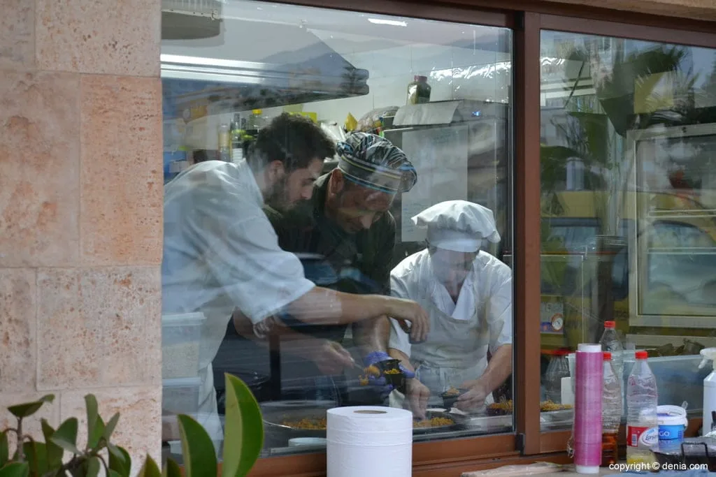 Trabajo de cocina en el restaurante Luz y Mar
