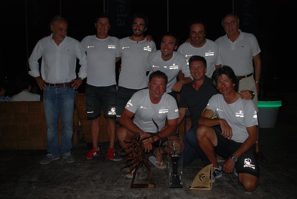 Tripulación del Optimumm_ con los trofeos