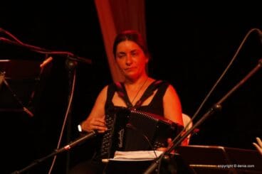 Un acordeon forma parte del grupo