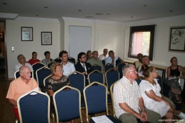 Unos cuantos ciudadanos acudieron a la reunión con APDEF