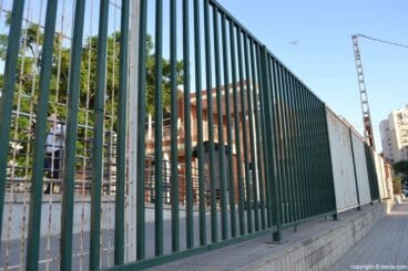 Vallas oxidadas en la estación de tren de Dénia
