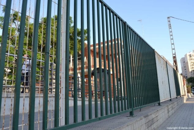 Vallas oxidadas en la estación de tren de Dénia