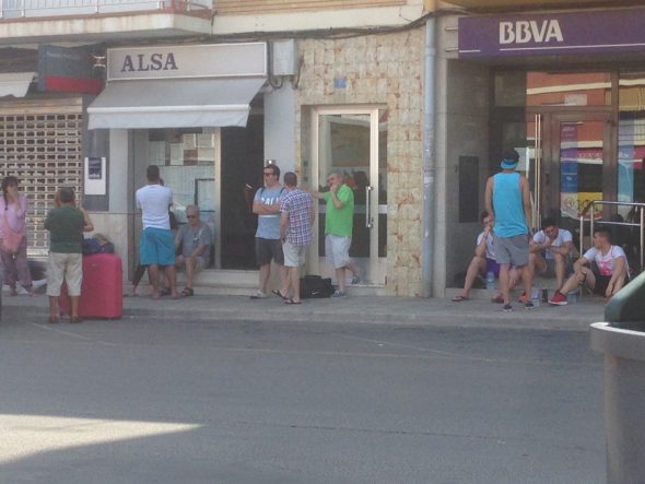 Viajeros esperando el autobús en Dénia
