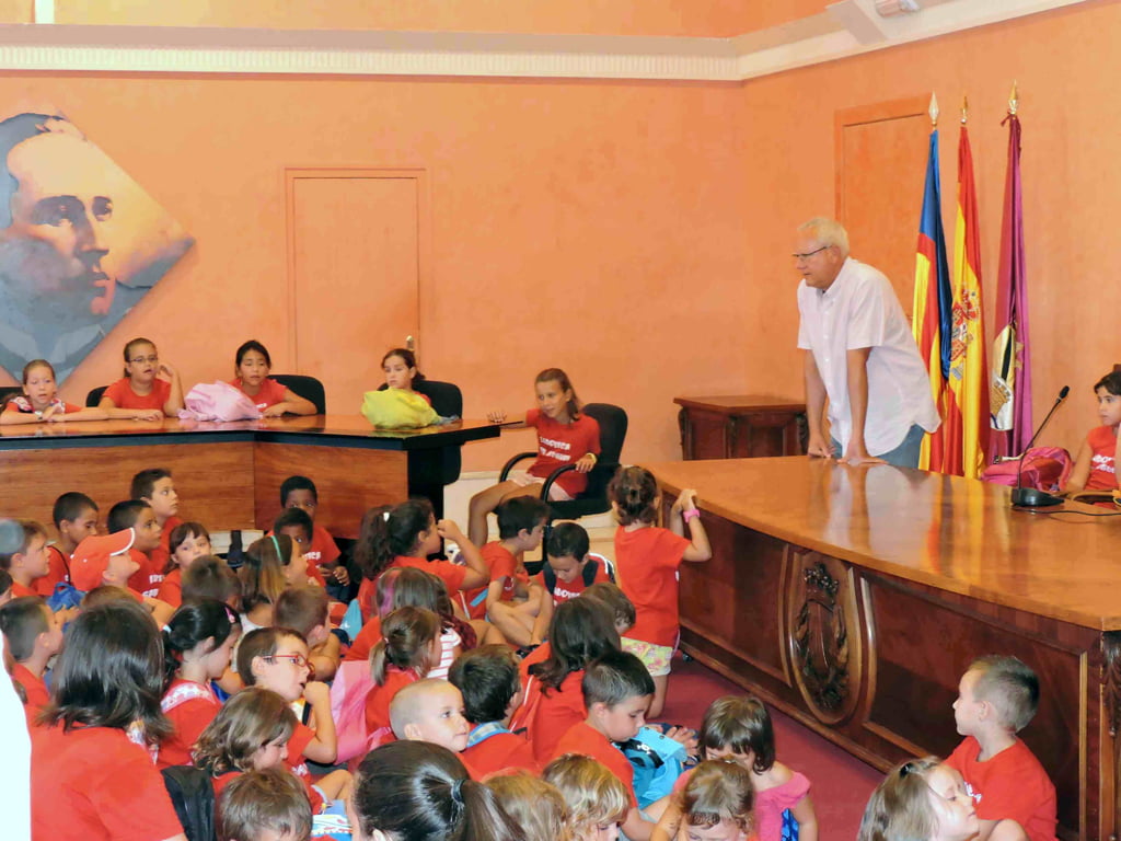 Vicent Grimalt con los alumnos de la ludoteca San Miguel