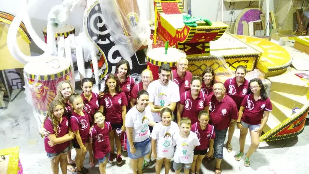 Visita a la carroza de la falla baix la mar