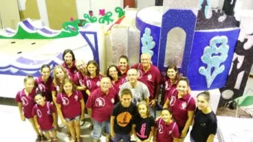 Visita a la carroza de la falla roques