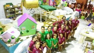 Visita a la carroza de la falla saladar