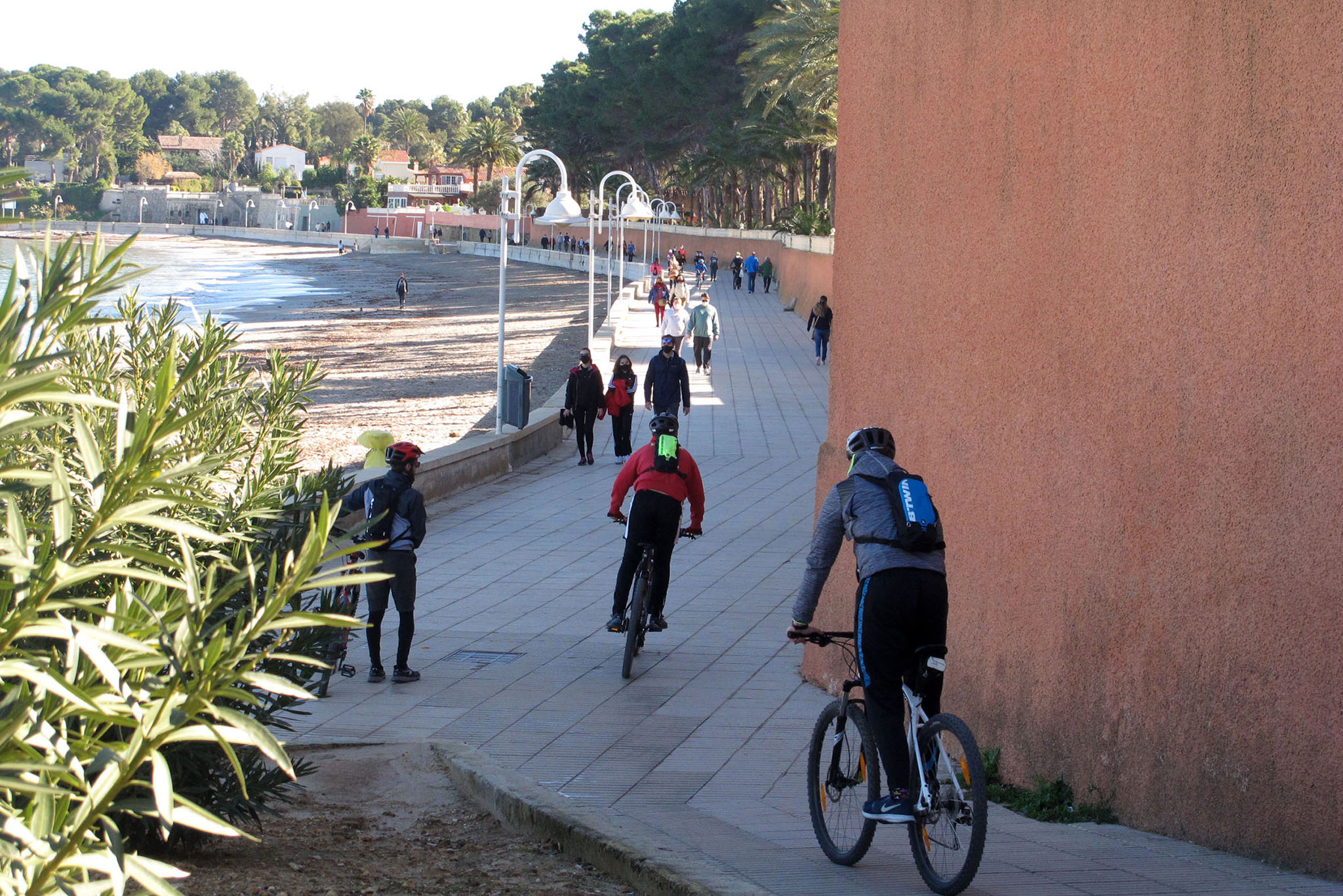 Familias y deportistas salen a la calle para disfrutar las altas temperaturas en el paseo de la Marineta Cassiana