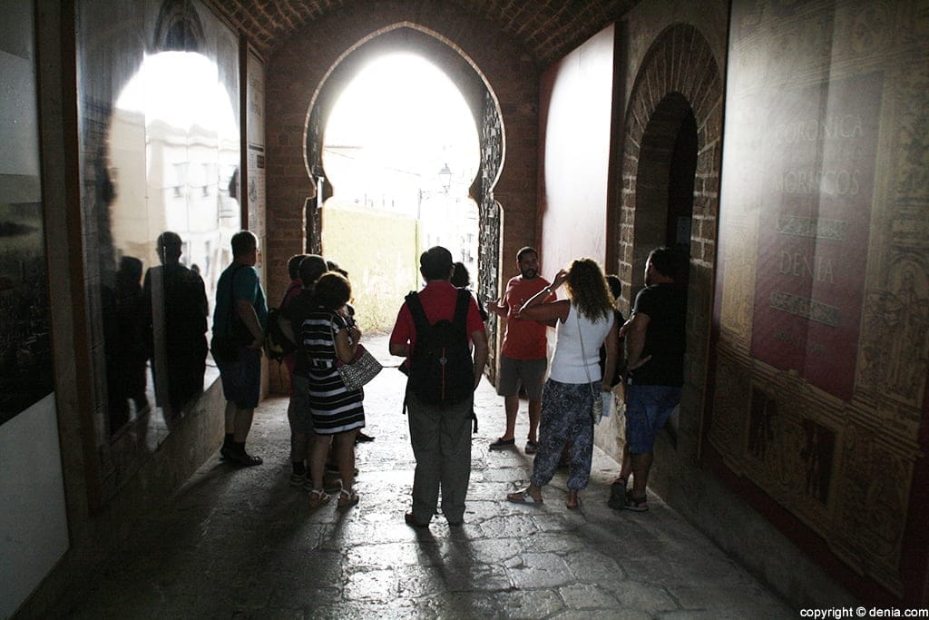En la puerta del Castillo