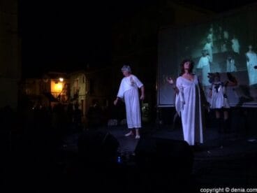 01 Actuación de teatro en la Flexió Verbal