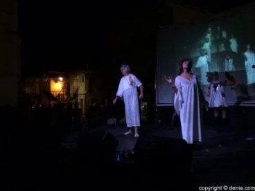 01 Actuación de teatro en la Flexió Verbal