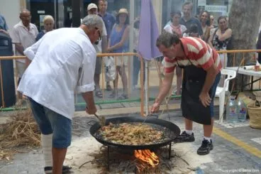 01 Concurso Paellas Sant Roc 2015 – preparando la paella