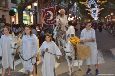 Desfile de gala Filà Alkamar – Estandarte y burros