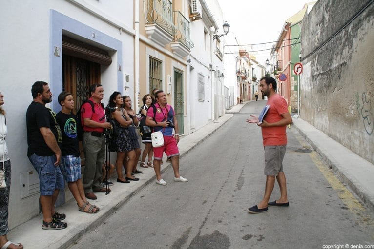 010 Primera parada y el guía explica