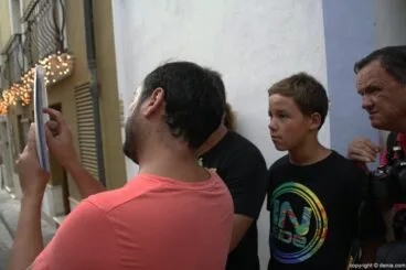 011 Jaume Sau señala algo en el mapa