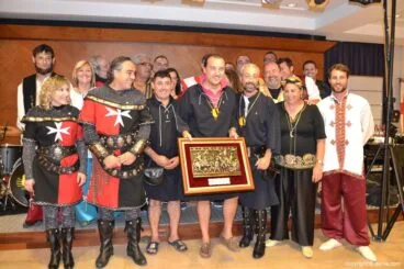 Cena de Gala de Moros y Cristianos – entrega de un cuadro a Quico Catalán