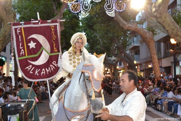 03 Desfile de gala Filà Alkamar Estandartes