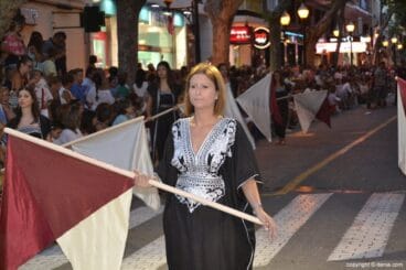 Desfile de gala Filà Alkamar – Portadoras de banderas