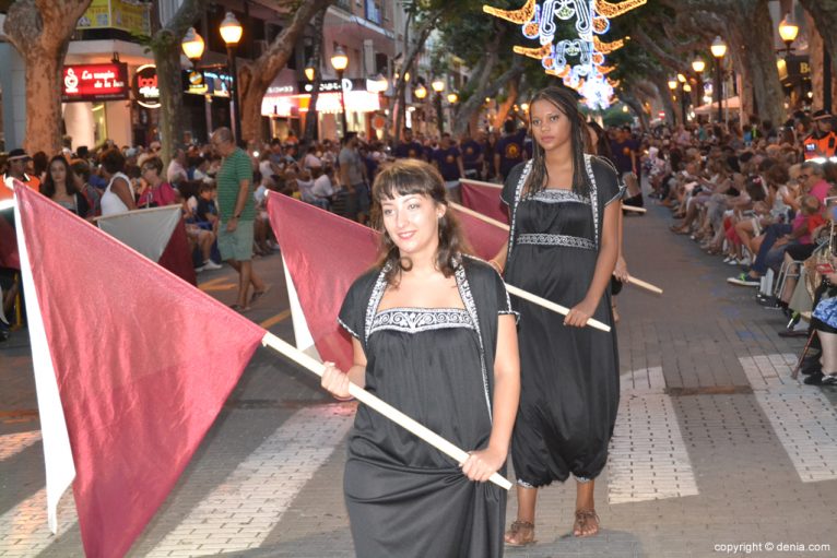 Desfile de gala Filà Alkamar - Portadoras de banderas
